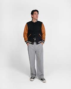 Chaqueta Varsity de Lana Negra para Hombre con Mangas de Cuero Marrón, Estilo Otoñal de Manga Larga - Product Image 3