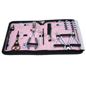 Kit de herramientas para extensiones de cabello OEM con pinzas para extensiones, pinza de presión para extensiones de cinta, agujas de gancho, clips, tijeras y estuche rosa con cremallera. - Product Image 1