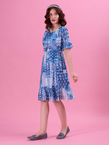 Vestido midi formal azul con estampado floral, cuello en V, manga corta, dobladillo acampanado, tela de gasa, para mujer - Product Image 2