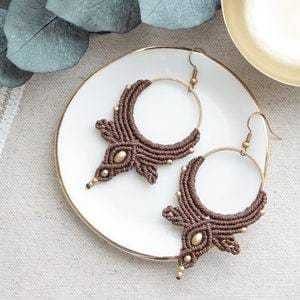 Boucles d'oreilles créoles en macramé faites à la main avec breloque pointe dorée, style bohème, en fibre, pendantes pour femme - Product Image 2
