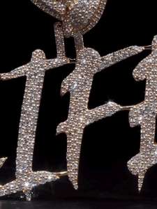 จี้เพชรดีไซน์เนอร์ชื่อสั่งทำพิเศษ ชุบทองคำขาว 925 เงินสเตอร์ลิง ประดับเพชรโมอิสซาไนต์ VVS ระดับ Iced Bling เพชรเลี้ยงในห้องปฏิบัติการ - Product Image 4