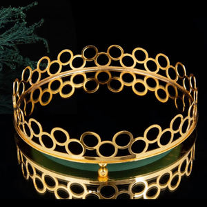 Bandeja decorativa larga de acero inoxidable de alta calidad, hecha a mano, con asa dorada, para servir y decorar. - Product Image 5