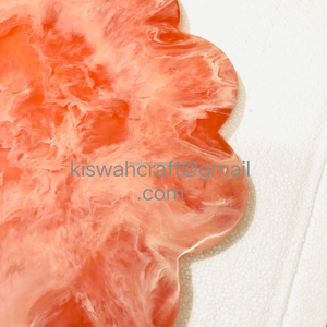 Planche à découper ronde élégante en résine époxy durable avec un design personnalisé pour un usage domestique, hôtelier et en restauration - Product Image 2