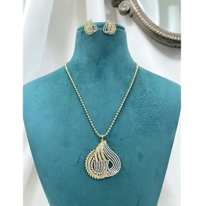 Ensemble collier et boucles d'oreilles tendance en laiton plaqué or avec zircon de qualité supérieure pour femme, idéal pour les occasions de mariage - Product Image 1