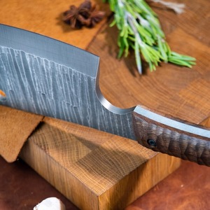 Cuchillo de Cocina Profesional Edge Master Manufacture, Hoja Entera, Mango de Madera de Nogal, Hecho a Mano, Acero al Carbono, Ecológico - Product Image 4