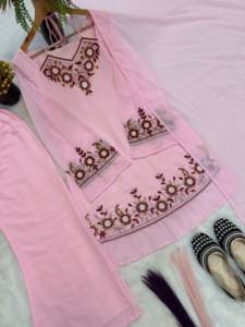 Ensemble prêt-à-porter entièrement cousu avec haut en faux georgette brodé et orné de sequins, pantalon et dupatta. - Product Image 4