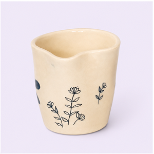 Jarrón de Cerámica Mahaguthi en Forma de Corazón con Diseño de Libélula y Flores, Estilo Minimalista, Forma Irregular, Hecho a Mano - Product Image 3