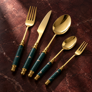 Juego de Cubiertos de Cinco Piezas con Mango de Mármol Verde Esmeralda y Detalles en Oro, Colección de Cubiertos para Comedor |   Vajilla de Acero Inoxidable de Lujo con Adornos - Product Image 2
