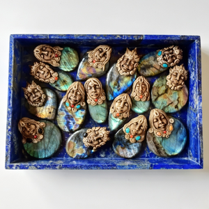 Collar de Piedras Preciosas Naturales con Colgante de Dios y Diosa de Labradorita de Lujo |   Gema de Cristal Brillante |   Collar Espiritual |   Artesanía Hecha a Mano - Product Image 3