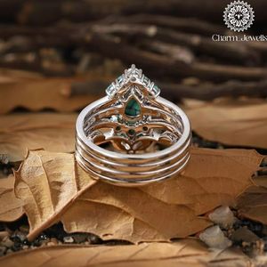 Bague de fiançailles classique pour femme en argent plaqué or 18 carats avec trois pierres de moissanite taille coussin, sertie à griffes, certifiée IGI - Charm Jewells - Product Image 3
