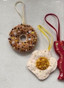 Adorno Colgante de Algodón Hecho a Mano con Cuentas, en Forma de Donut y Huevo Frito, Decoración Redonda de Tela Estilo Festivo, Adorno Artesanal para Árbol - Product Image 1