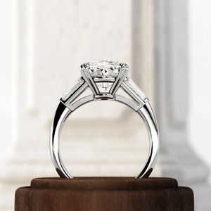 Bague de fiançailles à trois pierres avec diamant ovale de 5 carats cultivé en laboratoire, diamants latéraux baguette effilés, or massif 14k/18k, certifiée IGI - Product Image 2
