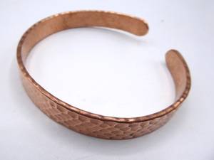 Brazalete Artesanal de Cobre Puro con Diseño de Panal, Joyería Curativa de Metal Sólido con Diseño Festoneado y Hoyuelos para Hombres y Mujeres OEM - Product Image 5