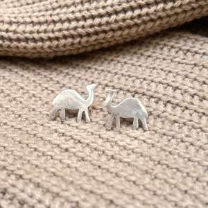 Boucles d'oreilles minimalistes en forme de chameau, boucles d'oreilles en laiton plaqué argent, boucles d'oreilles minimalistes pour femmes, boucles d'oreilles en laiton en gros - Product Image 3