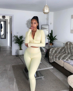 Ensemble sportif 2 pièces gris pour femme : haut zippé à manches longues et leggings taille haute en tricot uni de spandex et nylon - Product Image 4