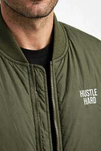 Blouson bomber épais coupe-vent pour homme à col montant, fermeture éclair, extérieur polyester/coton, rembourrage en coton, lettres imprimées en sérigraphie - Product Image 5