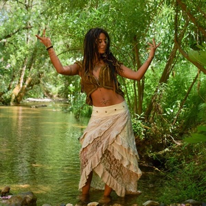 Falda Boho de Encaje Asimétrica con Volantes de Algodón, Falda Maxi con Silueta Fluida y Estilo Romántico Bohemio - Product Image 3