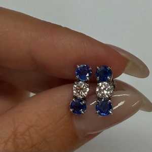 Boucles d'oreilles clous en or 14K et argent 925 avec saphir bleu, moissanite et trio de diamants, 1,84 carats, à tige linéaire, fabrication professionnelle - Product Image 3