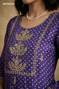 Conjunto de Sharara-Kurti-Dupatta Morado con Estampado Estilo Bandhani y Bordado Dorado para Uso Ocasional, Venta al Por Mayor - Product Image 3
