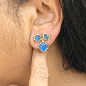 Boucles d'oreilles clous en pierres précieuses pour usage quotidien, jade bleu taille damier, petite paire de clous, plaqué or 18 carats, boucles d'oreilles mixtes à trois formes de pierres précieuses - Product Image 4