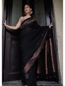Sari Tradicional KV de Seda Banarasi Tejida en Negro con Diseño Pintado a Mano y Blusa Sin Costuras para Fiestas - Product Image 5