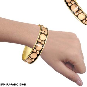 Brazalete de Metal Mixto Hecho a Mano, Brazalete Geométrico de Dos Tonos en Latón y Cobre con Diseño de Puntos para Mujer - Product Image 3