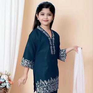 Elegante Conjunto de Kurta y Pantalón de Crepé Azul Marino con Dupatta de Tela de Red para Niñas – Ropa Festiva para Fiestas - Product Image 1