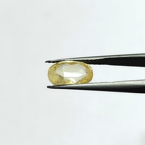 พลอยแซฟไฟร์สีเหลืองธรรมชาติทรงรี 6.57 กะรัต จากศรีลังกา สำหรับทำเครื่องประดับและแหวน รุ่น YSON-143 - Product Image 5