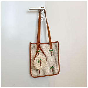 Añade un toque de estilo festivo con este precioso bolso de hilo natural diseñado con motivos de palmeras y un monedero a juego. - Product Image 2