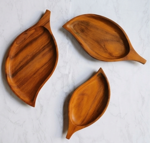 Assiette de service en bois en forme de feuille, design minimaliste fait main, vaisselle en bois massif pour la décoration de la salle à manger moderne. - Product Image 1