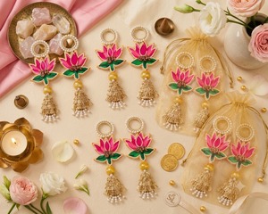 Adorno de Pared de Madera Bordado a Mano Tradicional con Borlas Metálicas y Diseño de Loto Rosa para Ocasiones Festivas, Decoración para el Hogar y la Oficina - Product Image 4