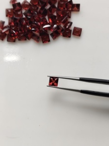 Granate Rojo Natural de 4.5MM, Corte Princesa Cuadrado, Gema Suelta de la Mejor Calidad para Joyería - Product Image 1