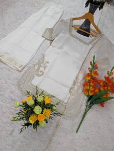 Conjunto de diseñador con hermoso bordado de lentejuelas, top de viscosa chinon con pantalón y dupatta, completamente cosido y listo para usar. - Product Image 4