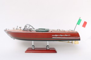 Miniature de bateau rapide italien Riva Ariston, modèle 25 cm, en bois fait main, poli et peint, style art populaire, sur pied, pour souvenir ou cadeau, à poser sur table - Product Image 2