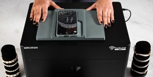 El Trusure MAX es una máquina de detección de diamantes cultivados en laboratorio de alto rendimiento, diseñada para una autenticación rápida de CVD y HPHT. - Product Image 3