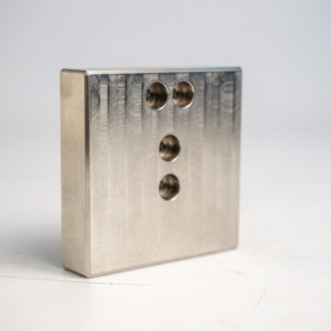 บล็อกยึดอะลูมิเนียมแบบตัน ความแม่นยำสูง ผลิตด้วยเครื่อง CNC แบบฝังรูเรียบ ยี่ห้อ AMT VINA - Product Image 1
