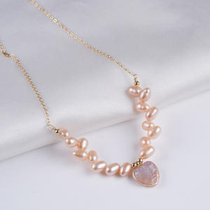 Petit collier pendentif baroque en perle d'eau douce naturelle, forme d'épi de blé, cœur rose, chaîne de clavicule, accessoire polyvalent pour tous les jours - Product Image 4