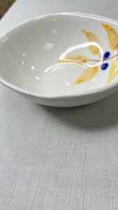 Bol à pâtes en céramique moderne avec motif de feuilles peintes à la main, finition émaillée lisse pour un attrait culinaire sophistiqué - Product Image 4