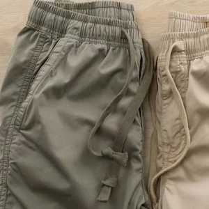 Pantalon de survêtement décontracté pour homme, taille élastique, cordon de serrage, poches latérales, léger, en polyester, toile unie, respirant, pantalon d'été - Product Image 1