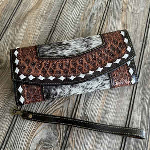 Cartera Trifold de Cuero Repujado Artesanal Estilo Western para Mujer, Tipo Saddle Clutch - Product Image 3