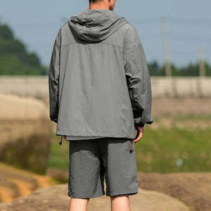 Ensemble de survêtement décontracté d'été pour homme, veste coupe-vent grise à capuche avec short à cordon de serrage, en polyester léger, design uni, complet - Product Image 2