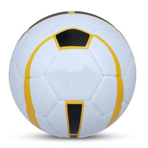 Ballon de football cousu à la machine en PVC, qualité export, durable, pour l'entraînement, emballage écologique, ballon de football personnalisé pour la pratique - Product Image 1