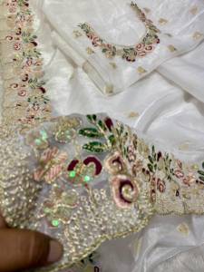 Tela de organza de cristal con bordado, pedrería, perlas y trabajo manual en el borde con tejido Zari en toda la prenda. - Product Image 6