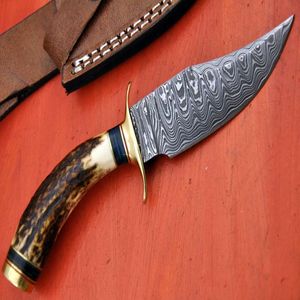 Cuchillo de caza de hoja fija de acero de Damasco con punta caída, mango de cuerno y guardacuchillo de latón - Product Image 1