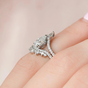 Bague de fiançailles en or blanc avec diamant de laboratoire taille poire et diadème - Product Image 4