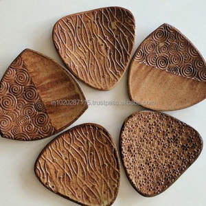 Juego de posavasos de madera hechos a mano de madera natural perfecto para regalar a familiares amigos colegas en ocasiones festivas - Product Image 1