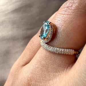 Bague Signet Halo en Moissanite Scintillante Bleue Taille Ovale pour Femme, en Argent 925 Original, avec Bande Courbe Unique, Cadeau Idéal pour Partenaire - Product Image 4