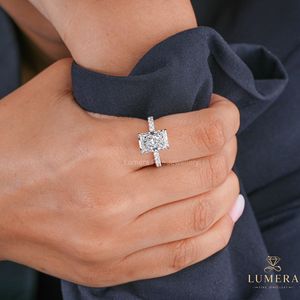 Anillo de compromiso con diamante grande de corte radiante cultivado en laboratorio, engaste catedral con halo oculto y banda pavé de diamantes redondos para esposa - Product Image 1