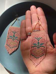 Pendientes de flecos geométricos con cuentas de color rosa pastel, joyería bohemia hecha a mano, accesorios de moda estéticos elegantes para mujer - Product Image 2