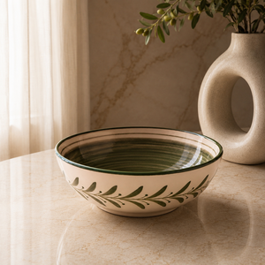 Bol à salade en céramique de qualité supérieure, design artisanal rond et profond en forme de feuille d'olivier, finition brillante pour une table contemporaine - Product Image 1